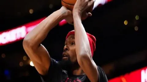 活塞遭掘金终结8连胜，约基奇揽大三双率队逆转，穆雷轰31分